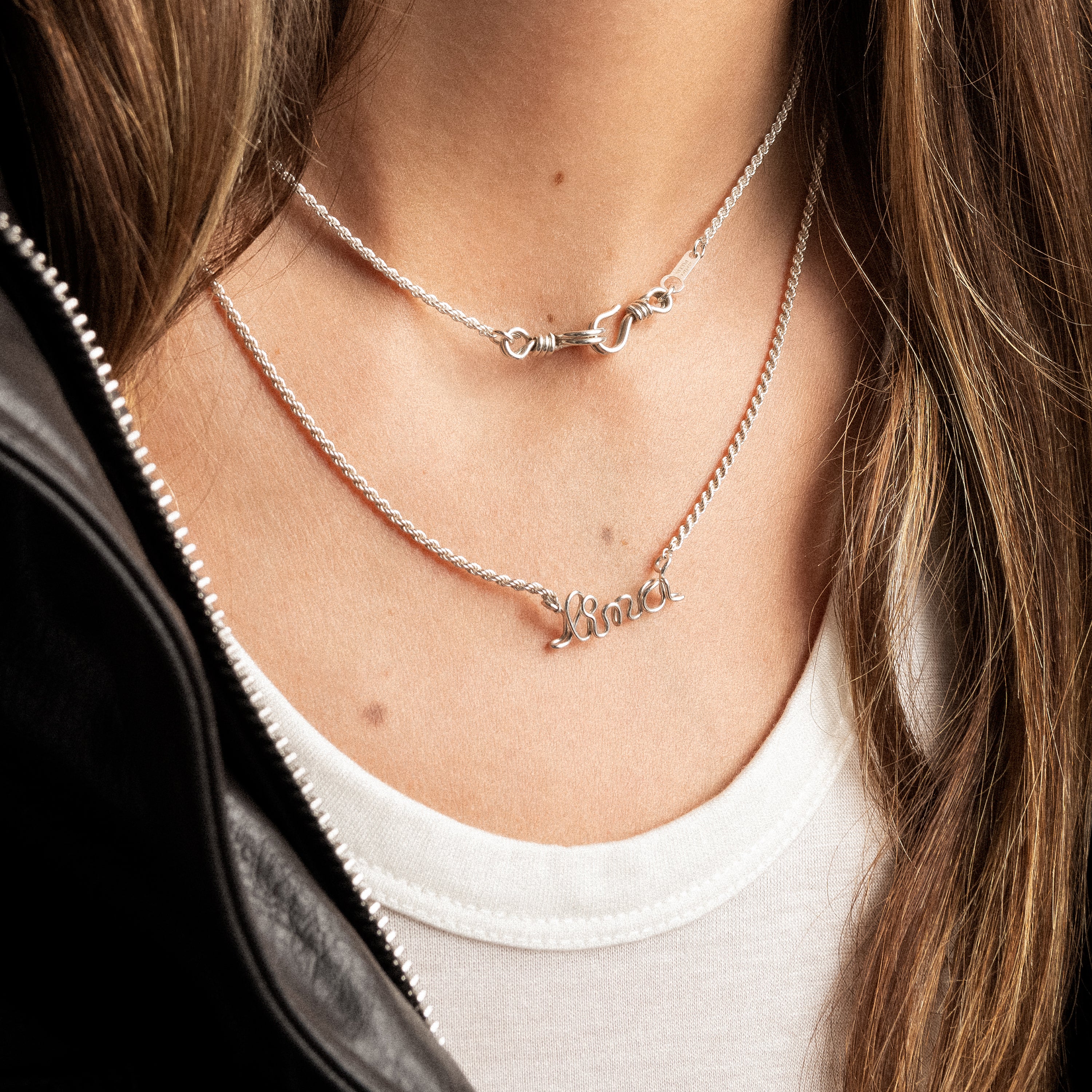 Collier ras de cou argent sterling porté, vue de profil