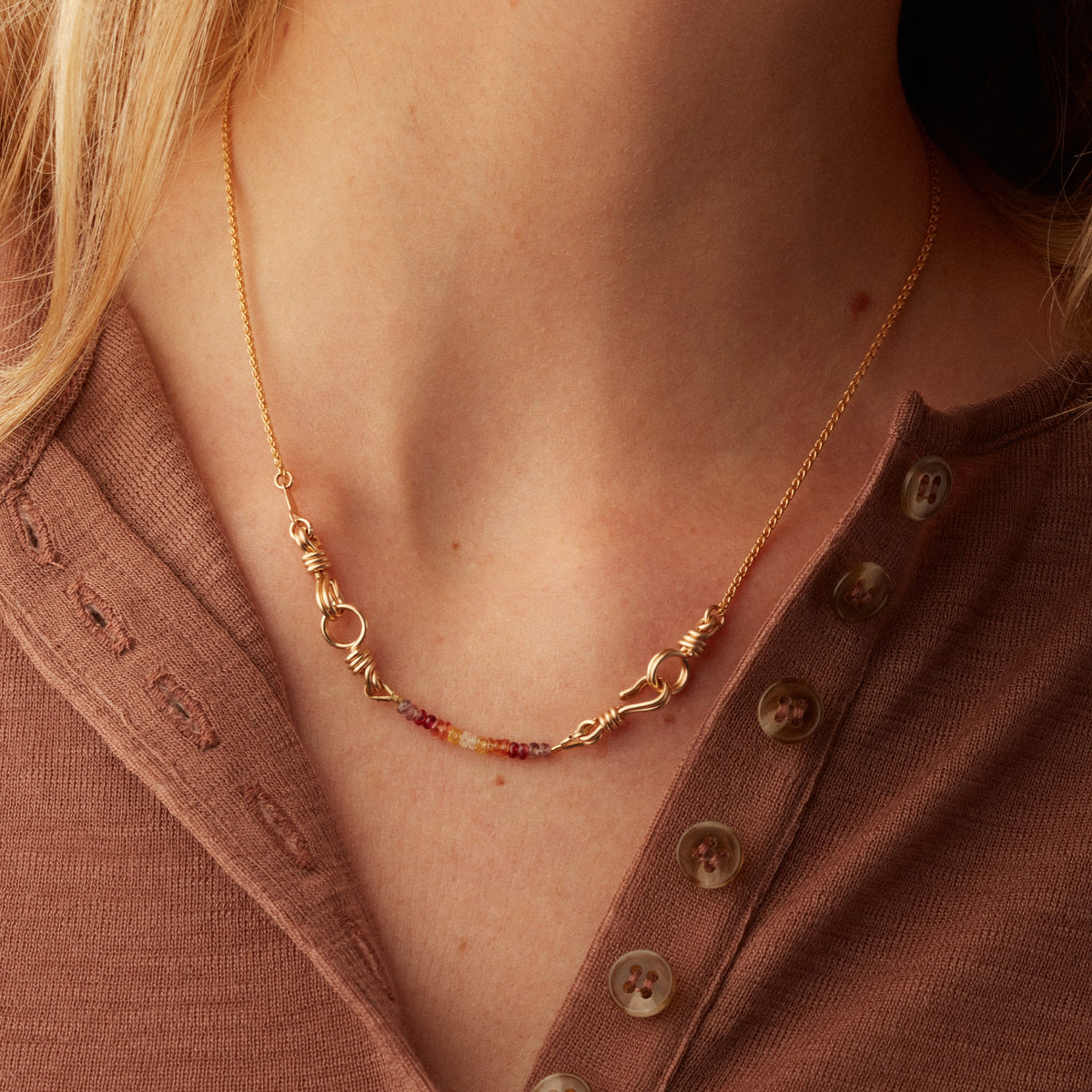 Collier Rope porté élégant en or jaune 14k sur mannequin