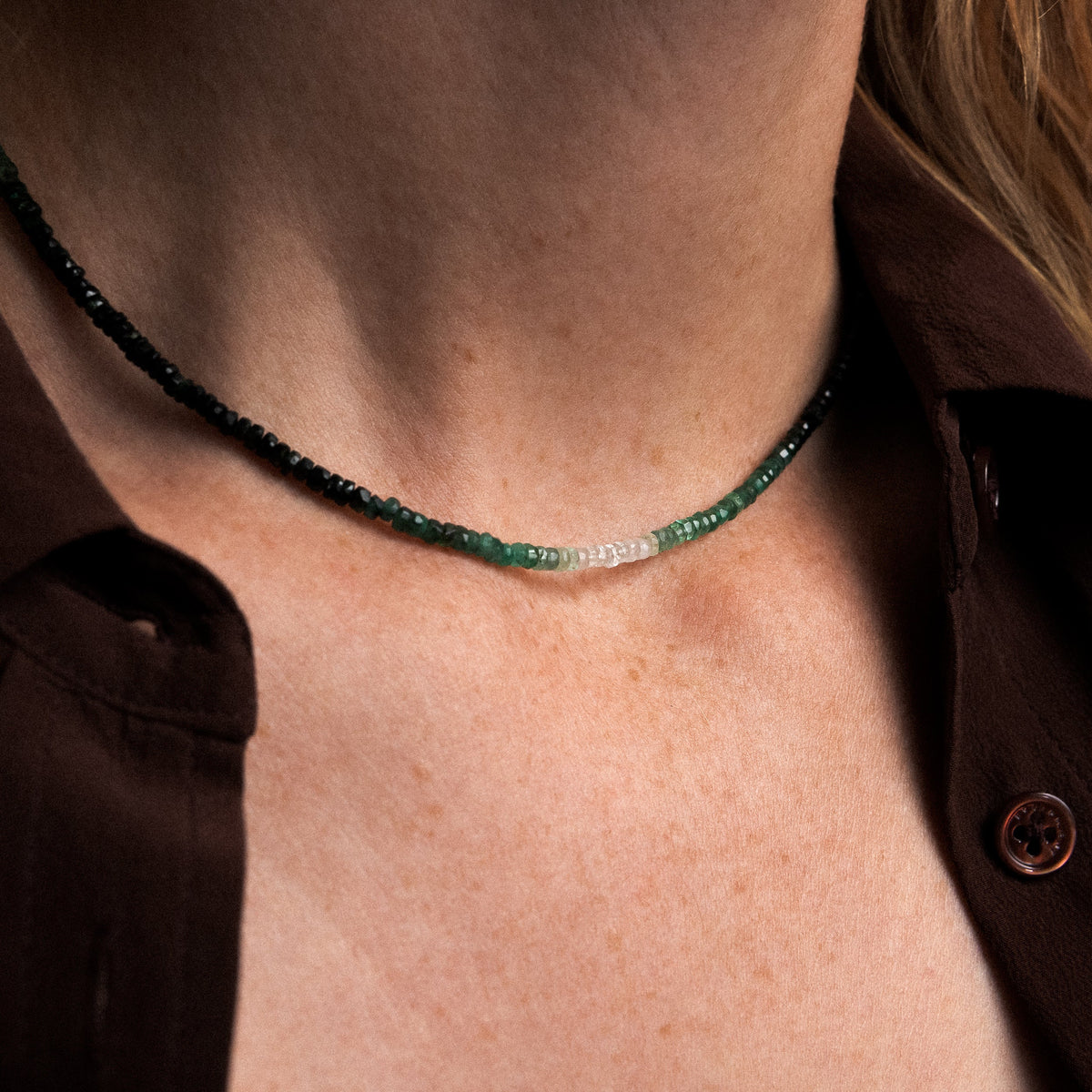 Collana Girocollo Rivière con smeraldo, portata al collo