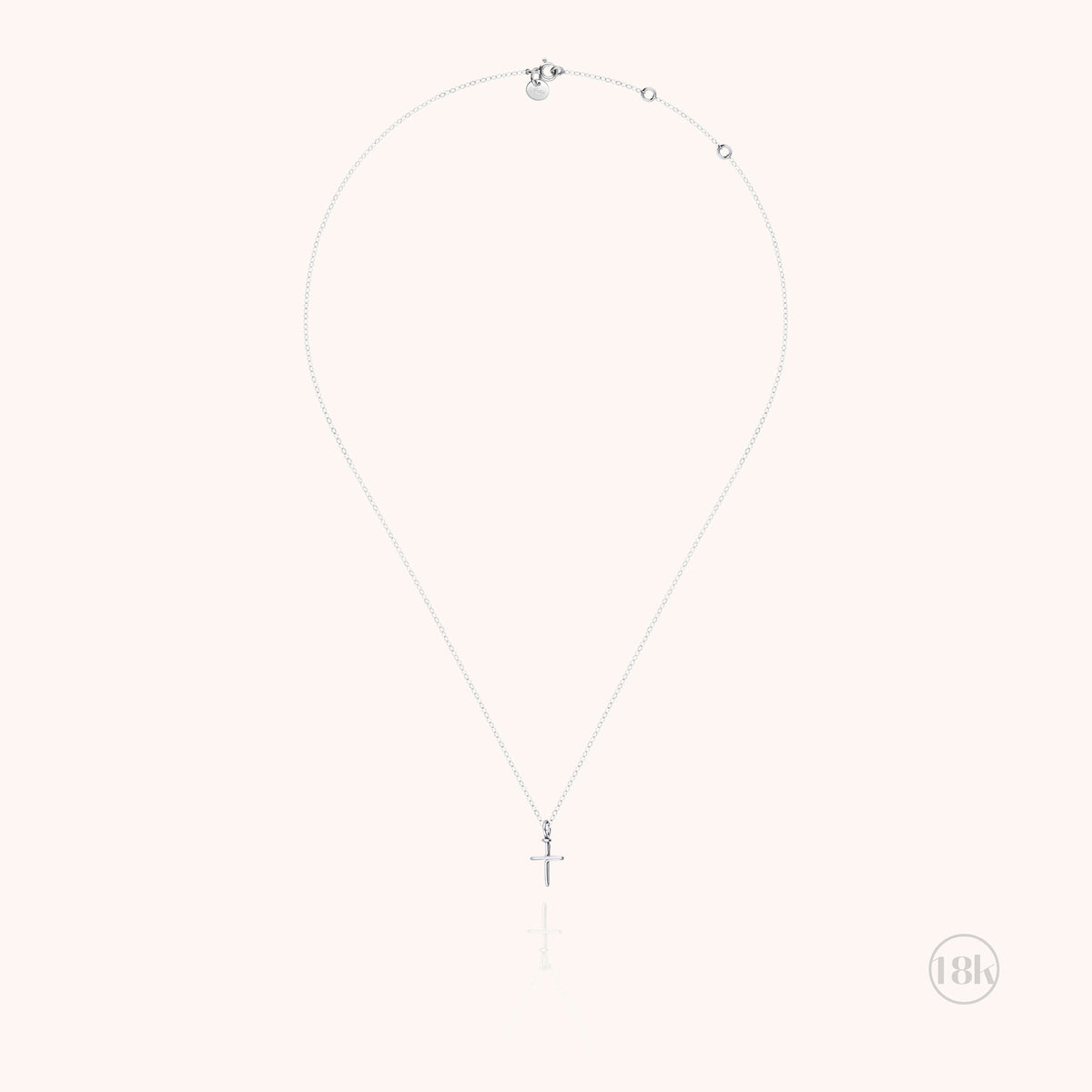 Détail du charm croix en argent sterling sur chaîne Richelieu or blanc 18 carats