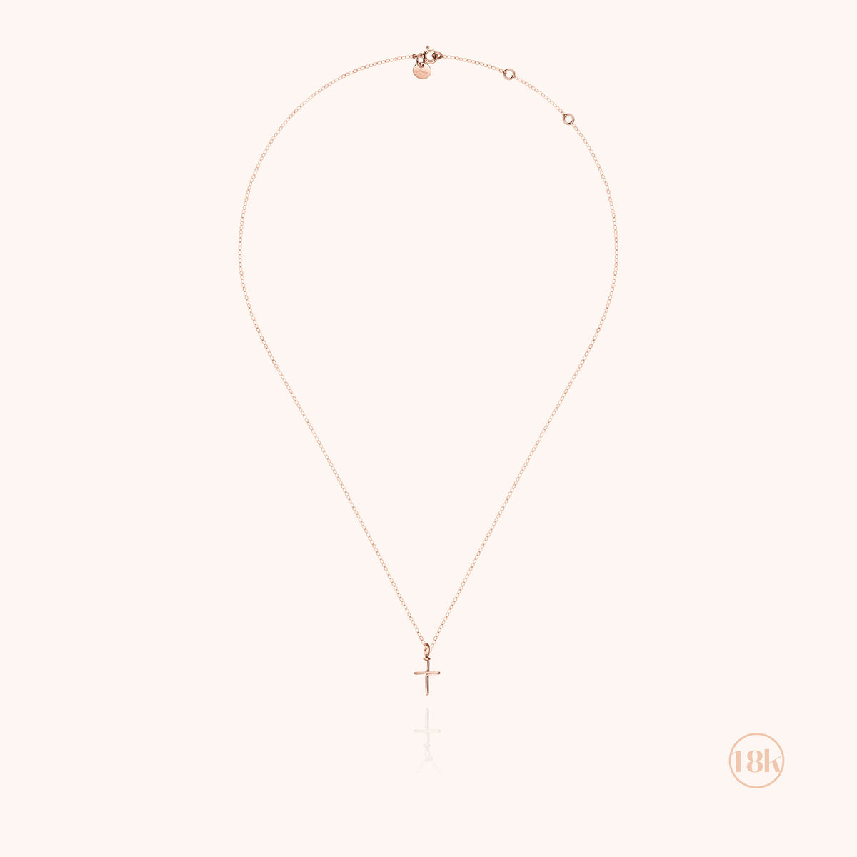 Detail des von Hand geformten Kreuz-Charms aus 18 Karat Roségold