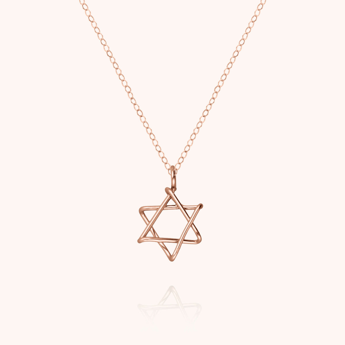 Kette mit Davidstern-Charm aus Roségoldfilled auf weißem Hintergrund