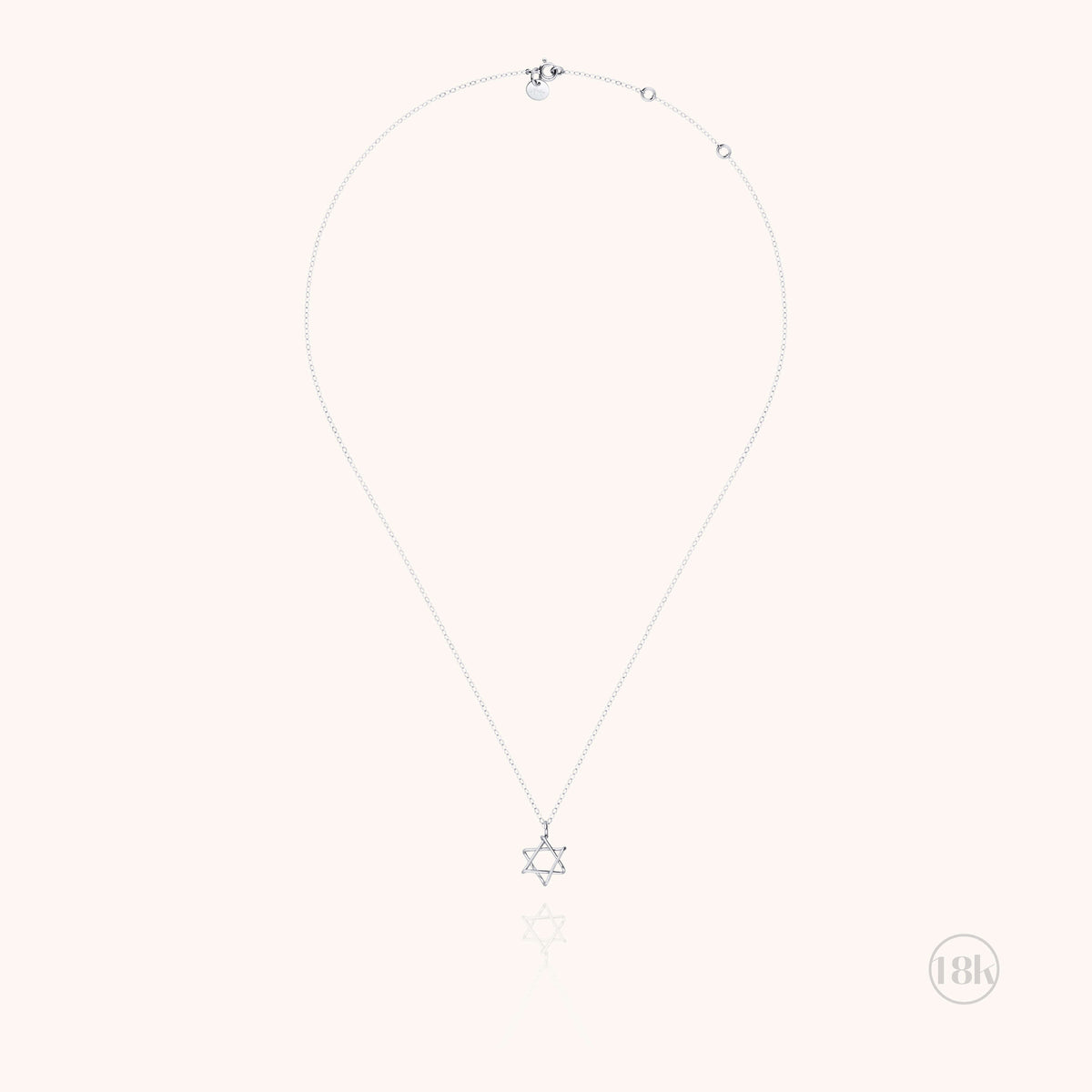 Dettaglio del charm stella di David modellato a mano in filo d'oro bianco 18kt