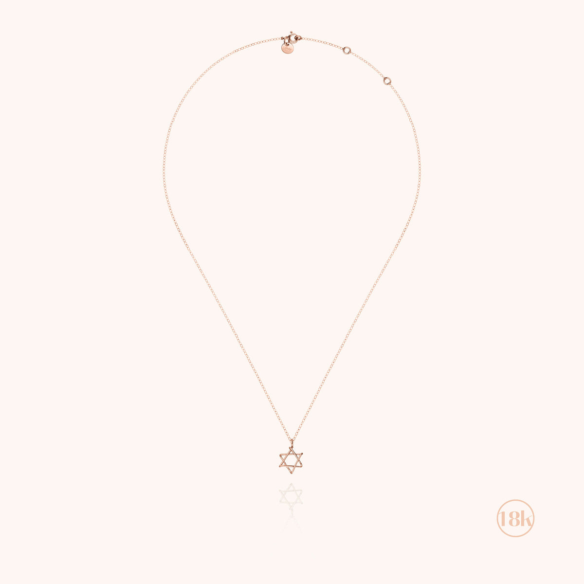 Detail des von Hand geformten Davidstern-Charms aus edlem Roségold