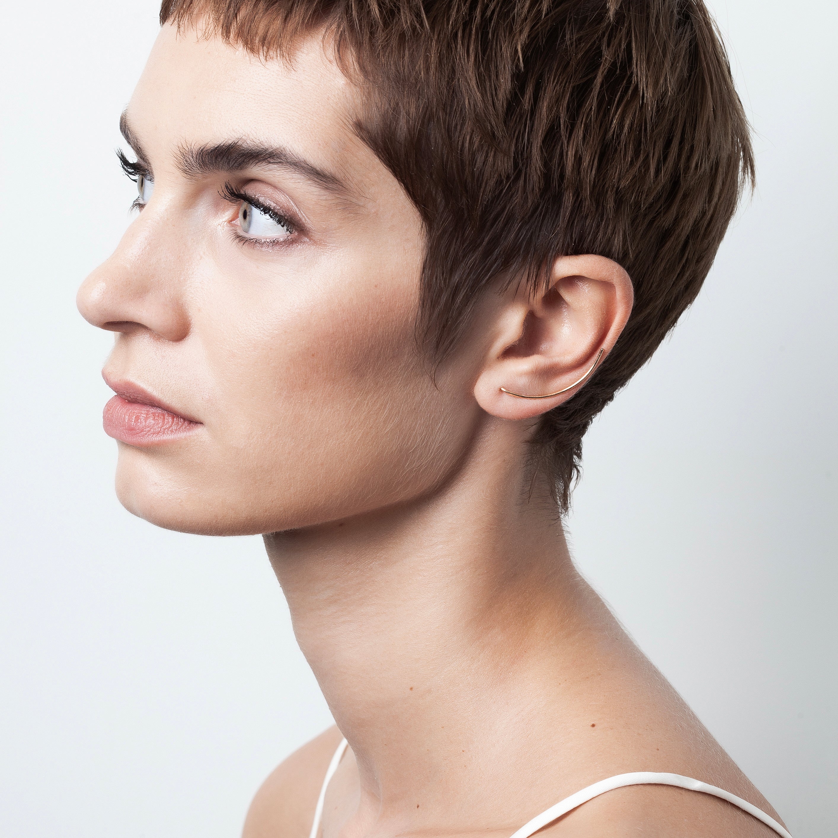 Ear Cuff Aphrodite Pure — finition artisanale du bijou, or jaune laminé