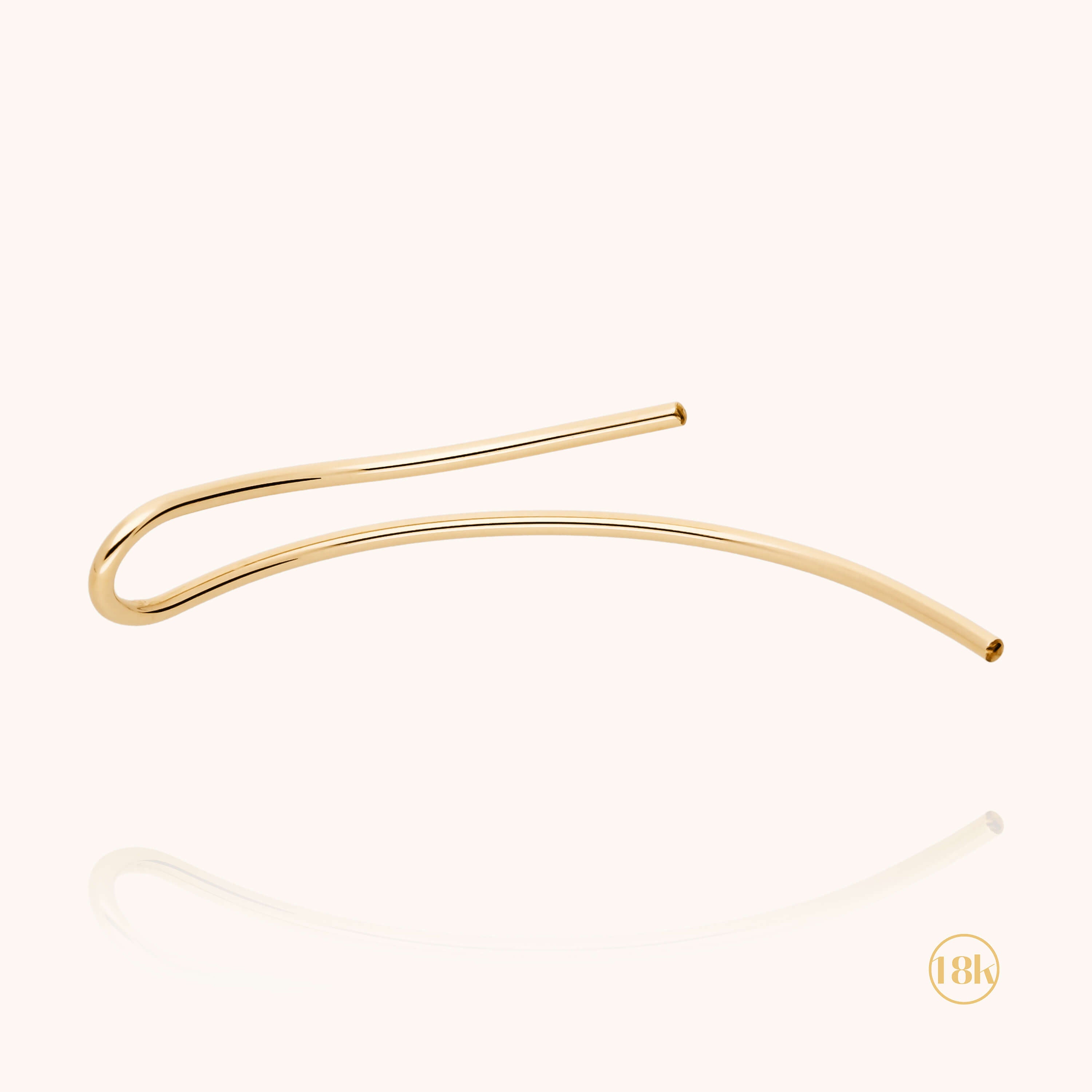Gros plan sur la finition artisanale française de l'ear cuff Aphrodite