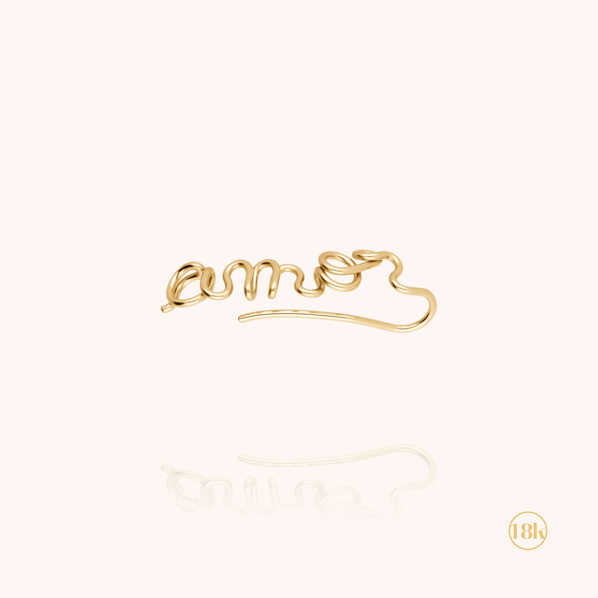 Primo piano della chiusura su Ear Cuff Originale Personalizzato in filo d'oro giallo 18kt
