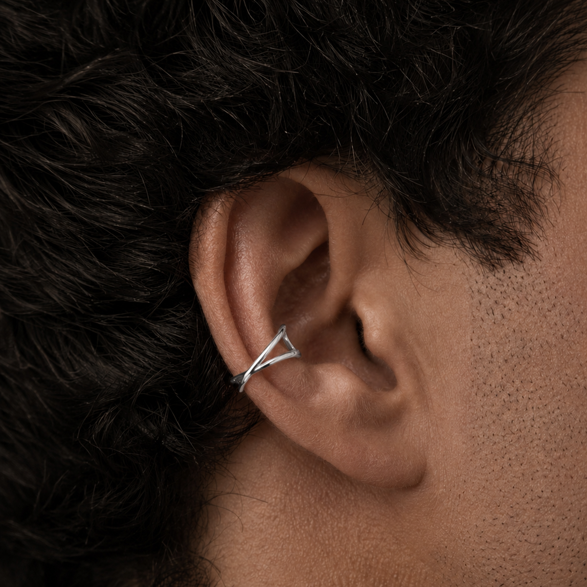 Ear Cuff Uomo Outline Lettera L in filo d'argento sterling 925, portato all'orecchio