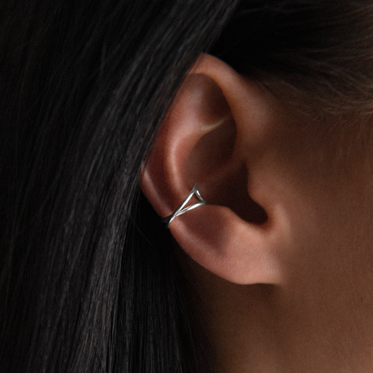 Ear Cuff Outline Lettera L in filo d'argento sterling 925, portato all'orecchio