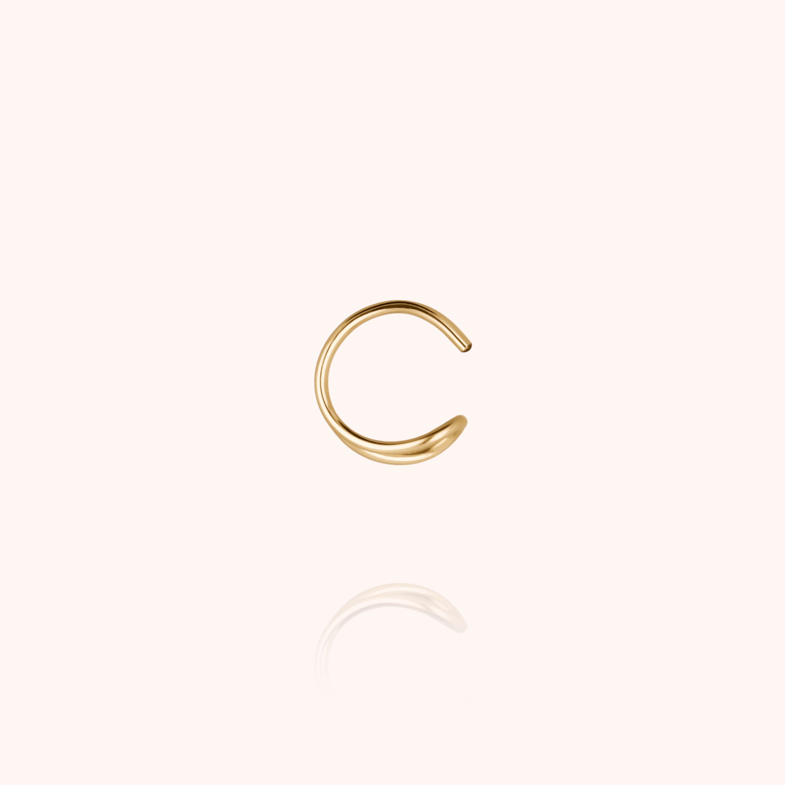 Ear Cuff Outline Lettre E — gros plan sur le fermoir, or jaune laminé