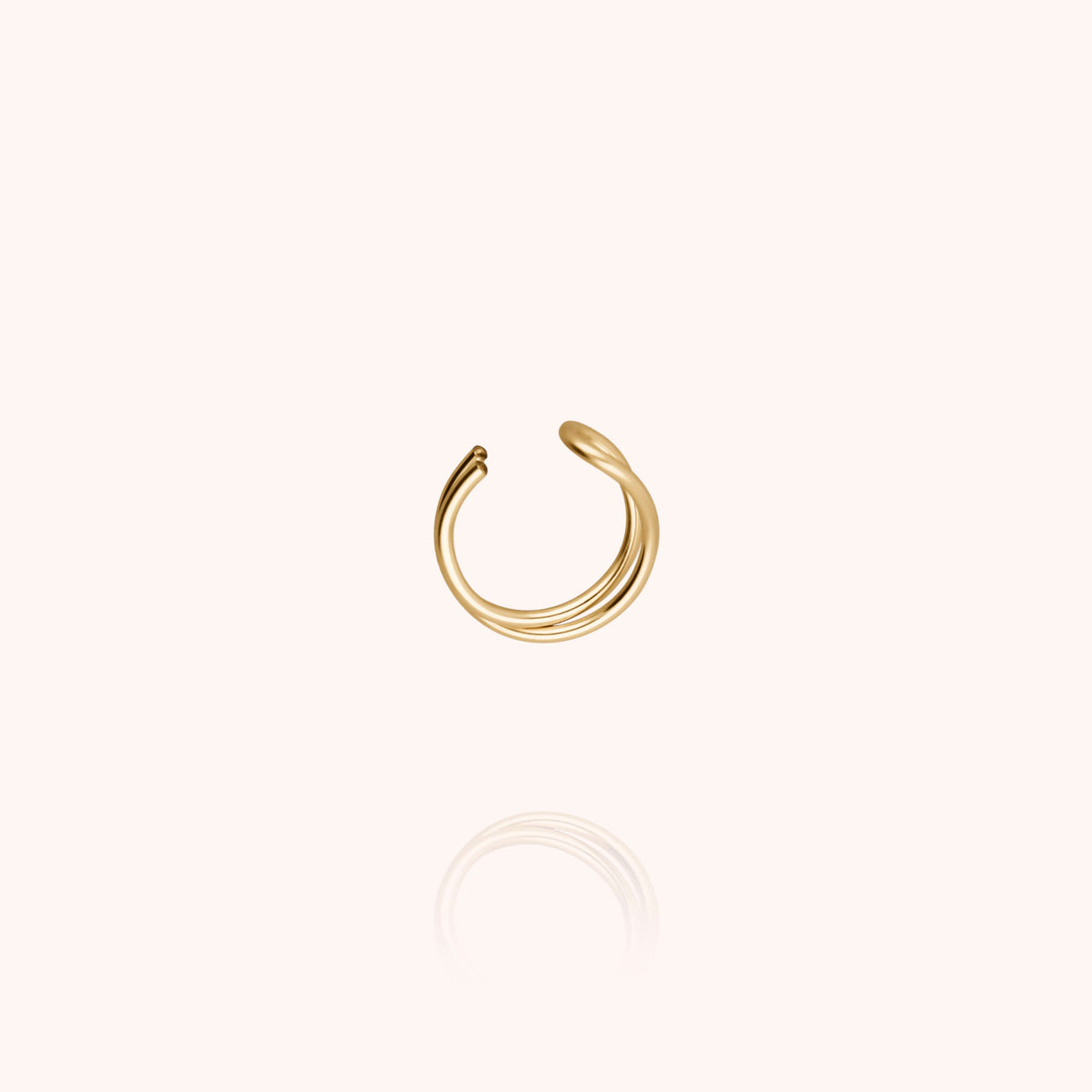 Dettaglio della modellatura a mano su Ear Cuff Outline Lettera L in filo d'oro giallo laminato 14k