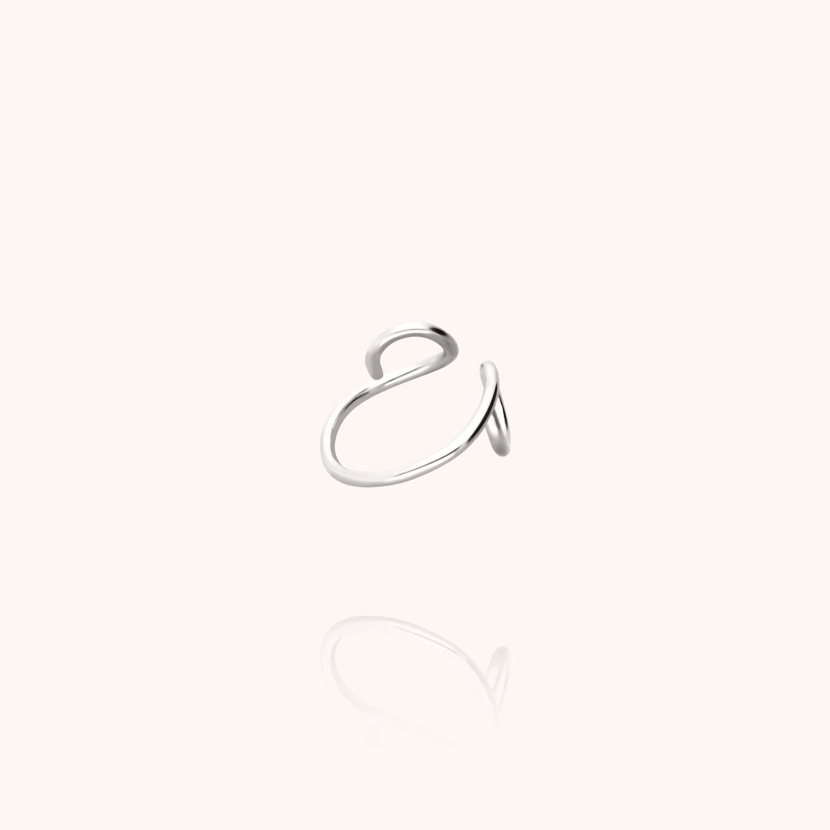 Dettaglio della modellatura a mano su Ear Cuff Outline Lettera O in filo d'argento sterling 925