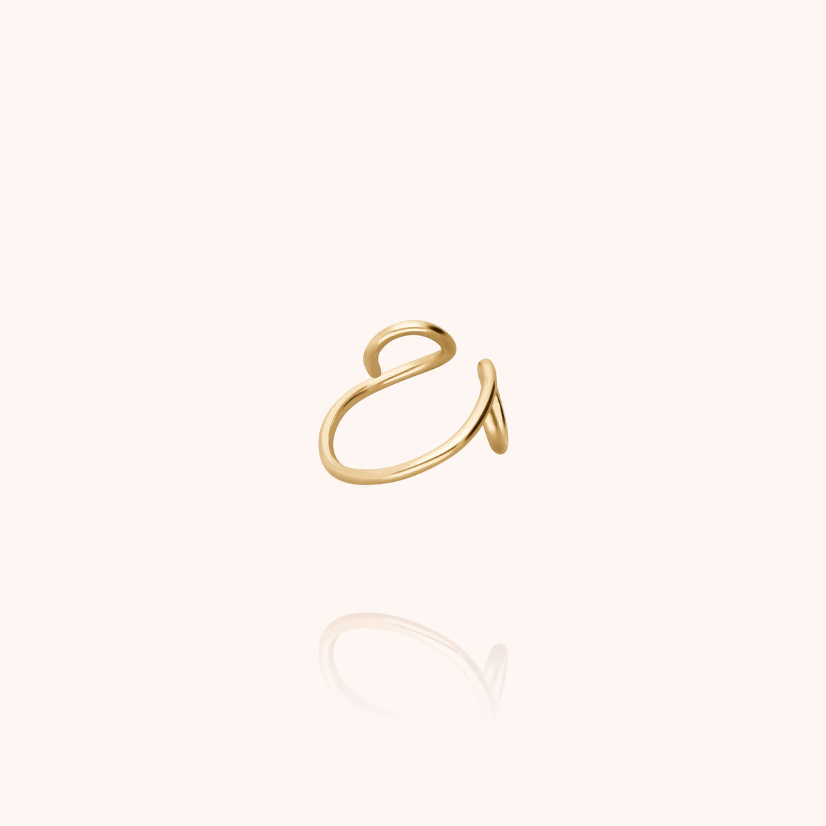 Primo piano del filo d'oro giallo laminato 14k su Ear Cuff Outline Lettera O