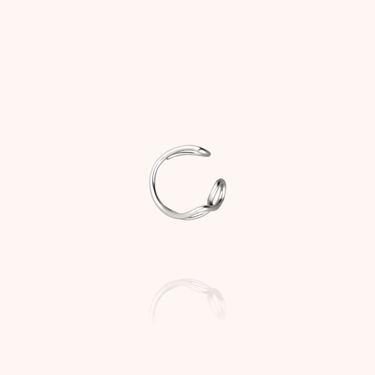 Primo piano della chiusura su Ear Cuff Outline Lettera V in filo d'argento sterling 925
