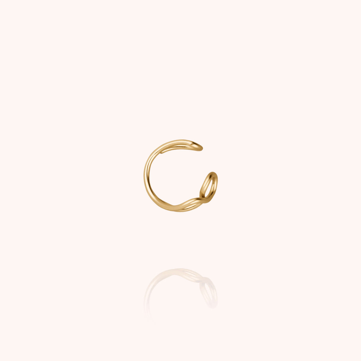 Dettaglio della finitura su Ear Cuff Outline Lettera V in filo d'oro giallo laminato 14k