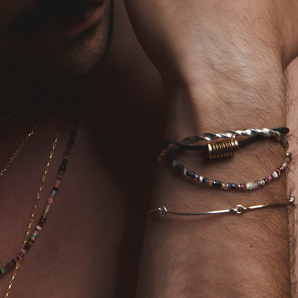 Dettaglio della modellatura a mano su Bracciale Cordino Matt in filo d'oro giallo laminato 14k