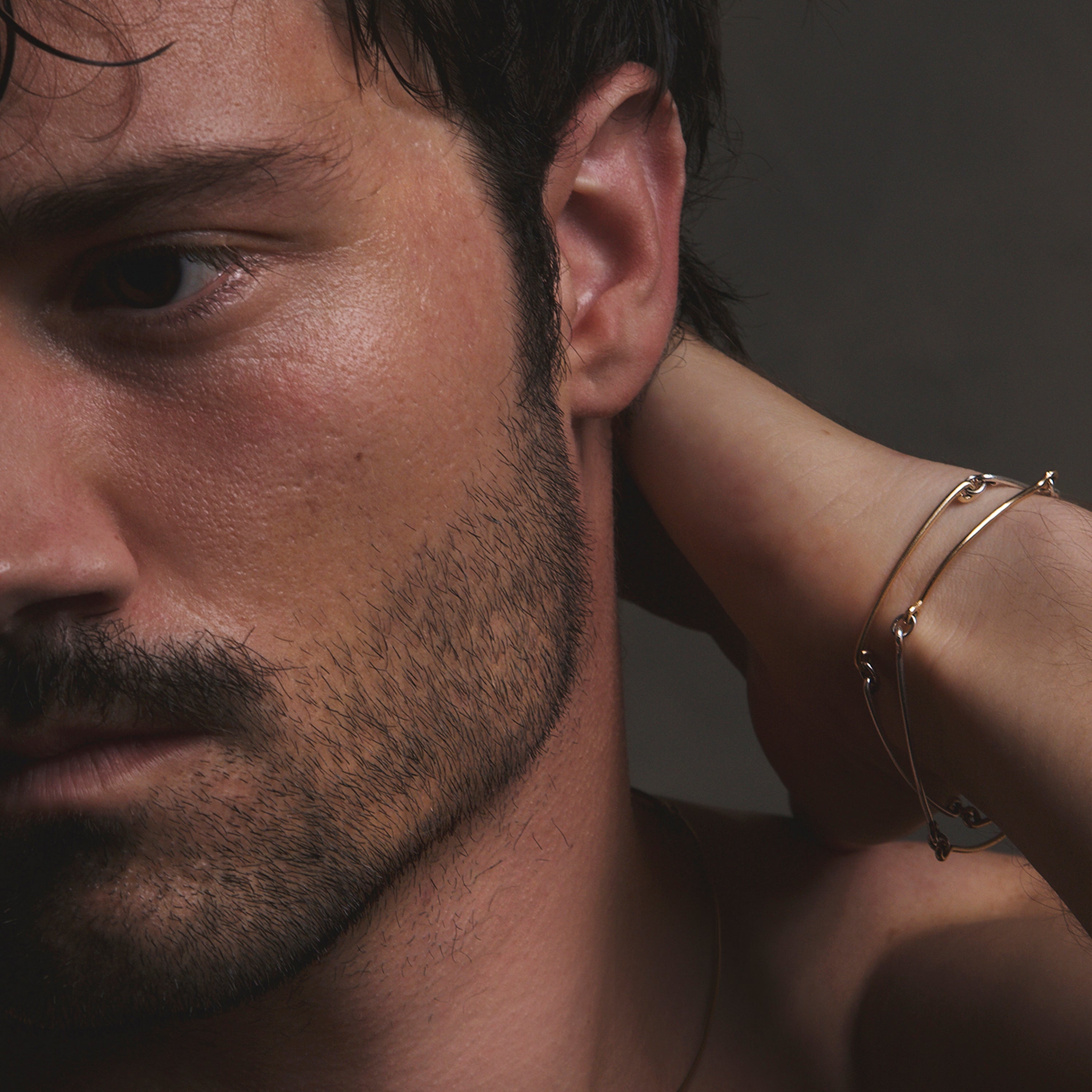 Bracelet Peter porté au poignet — livraison express sécurisée