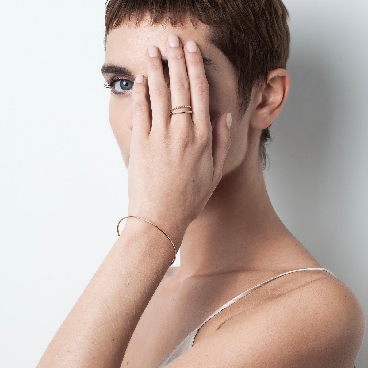 Armband Nude Pure am Handgelenk einer Frau getragen