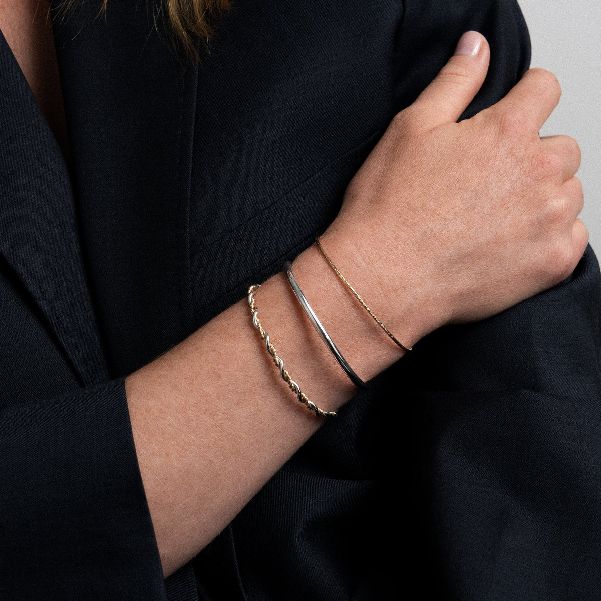 Bracciale O Cube in filo d'argento sterling 925, portato al polso
