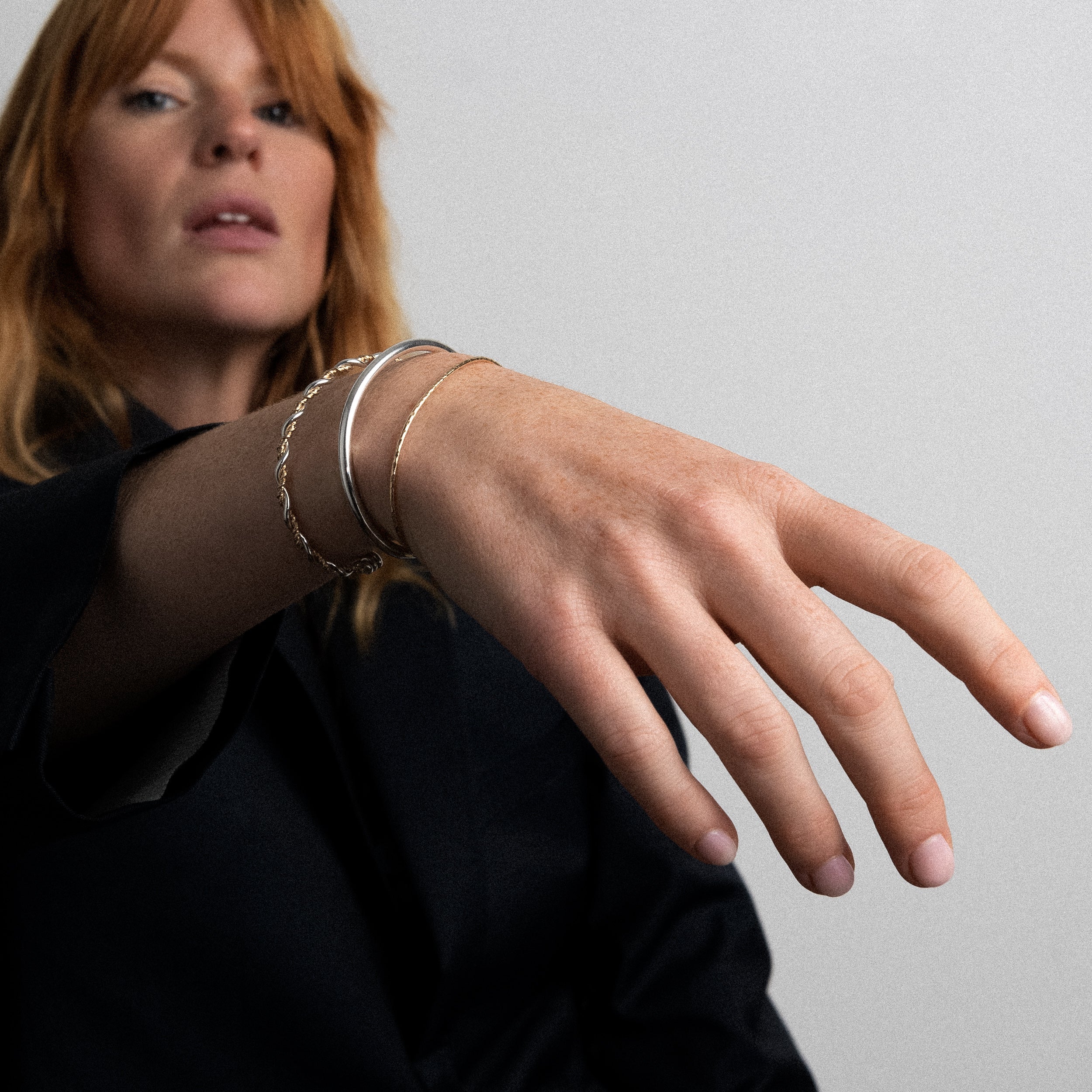 Bracelet Nude Martelé — gros plan sur le fermoir, or jaune laminé