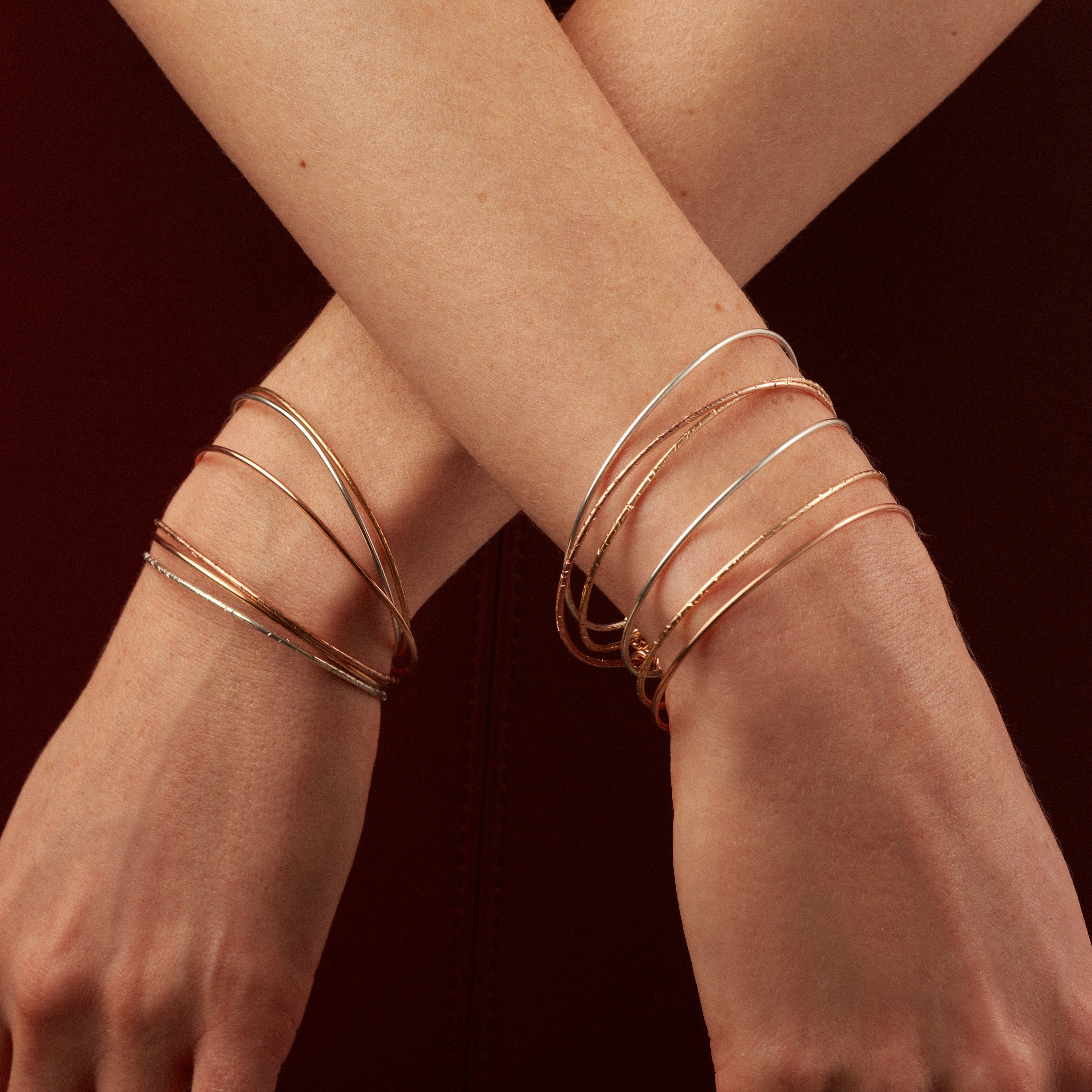 Détail du fil d'or blanc 750 du bracelet O Pure artisanal