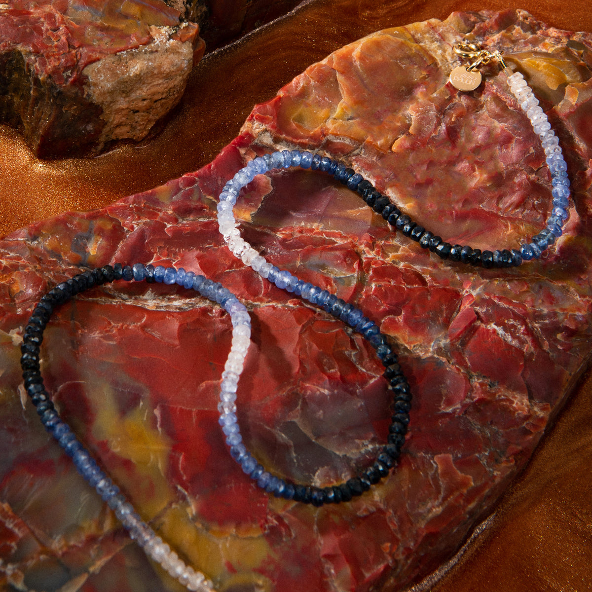 Choker-Kette Rivière - blauer Saphir — Detail Handformung