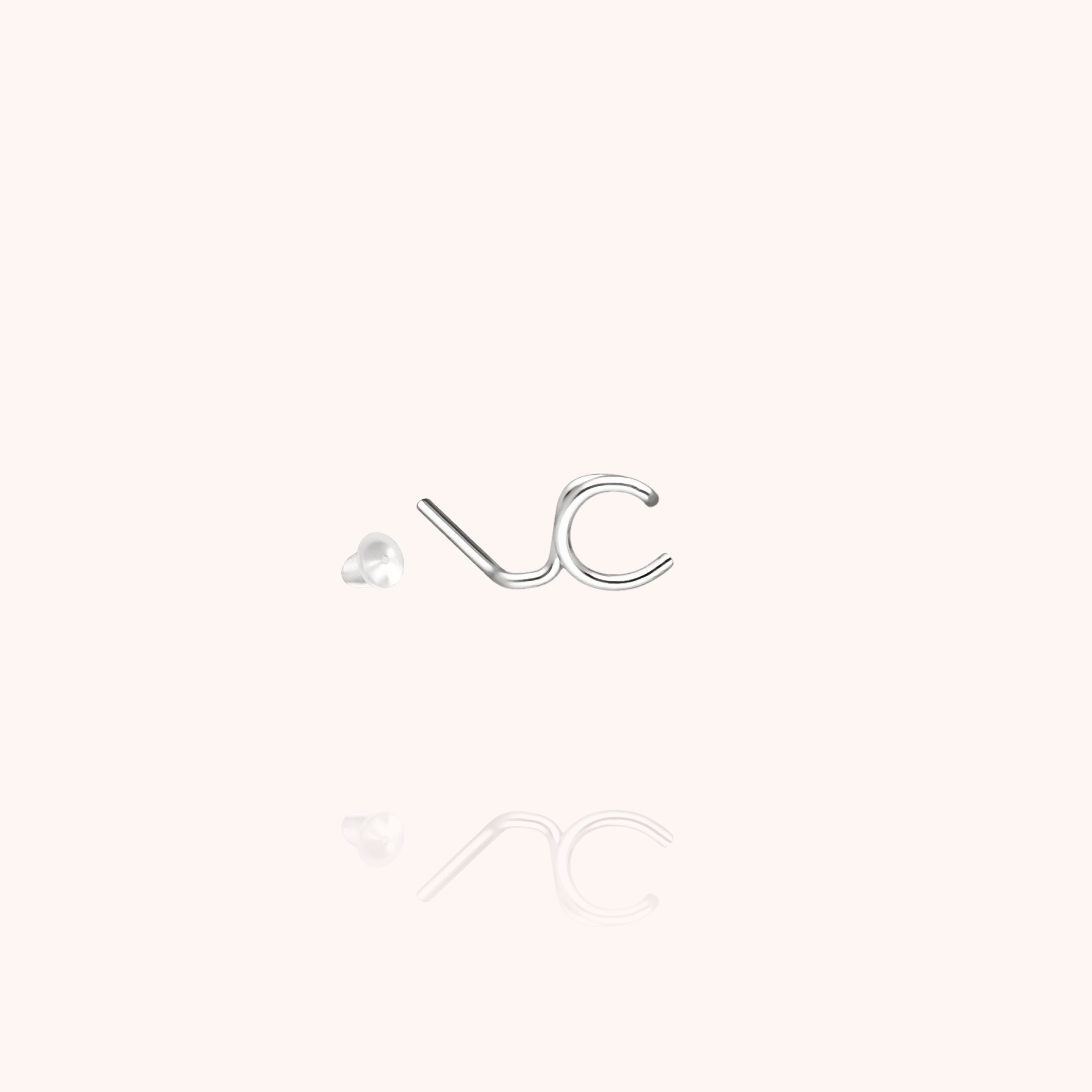 Puce d'Oreille Originale Initiale porté à l'oreille — qualité artisanale garantie