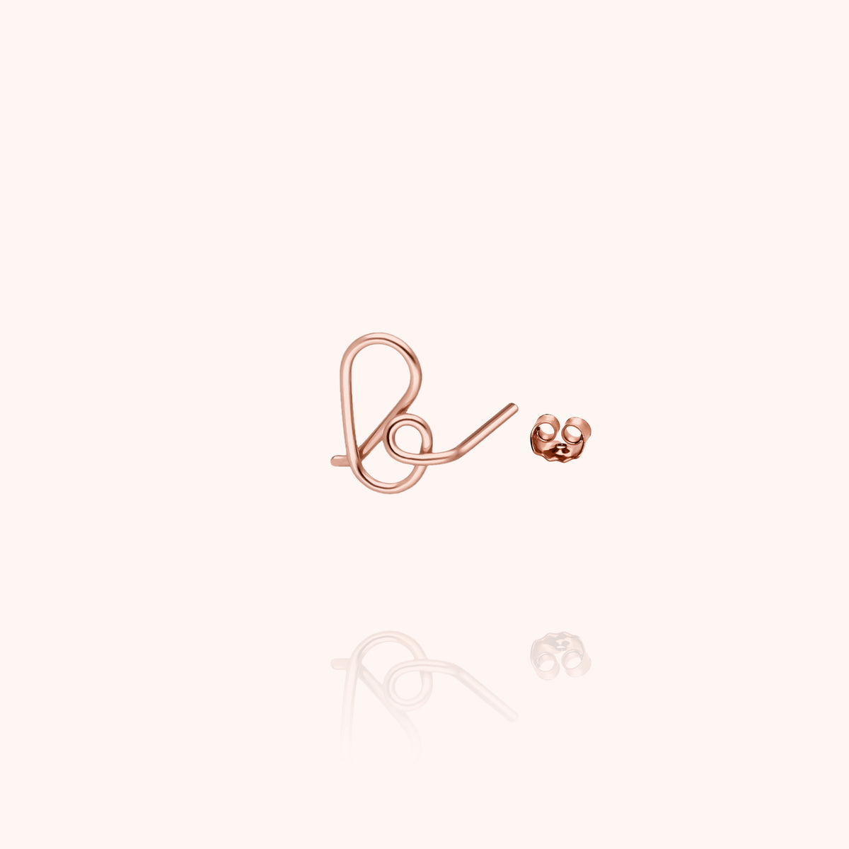 Orecchino a Lobo Originale Iniziale in filo d'oro rosa 18kt, portato all'orecchio