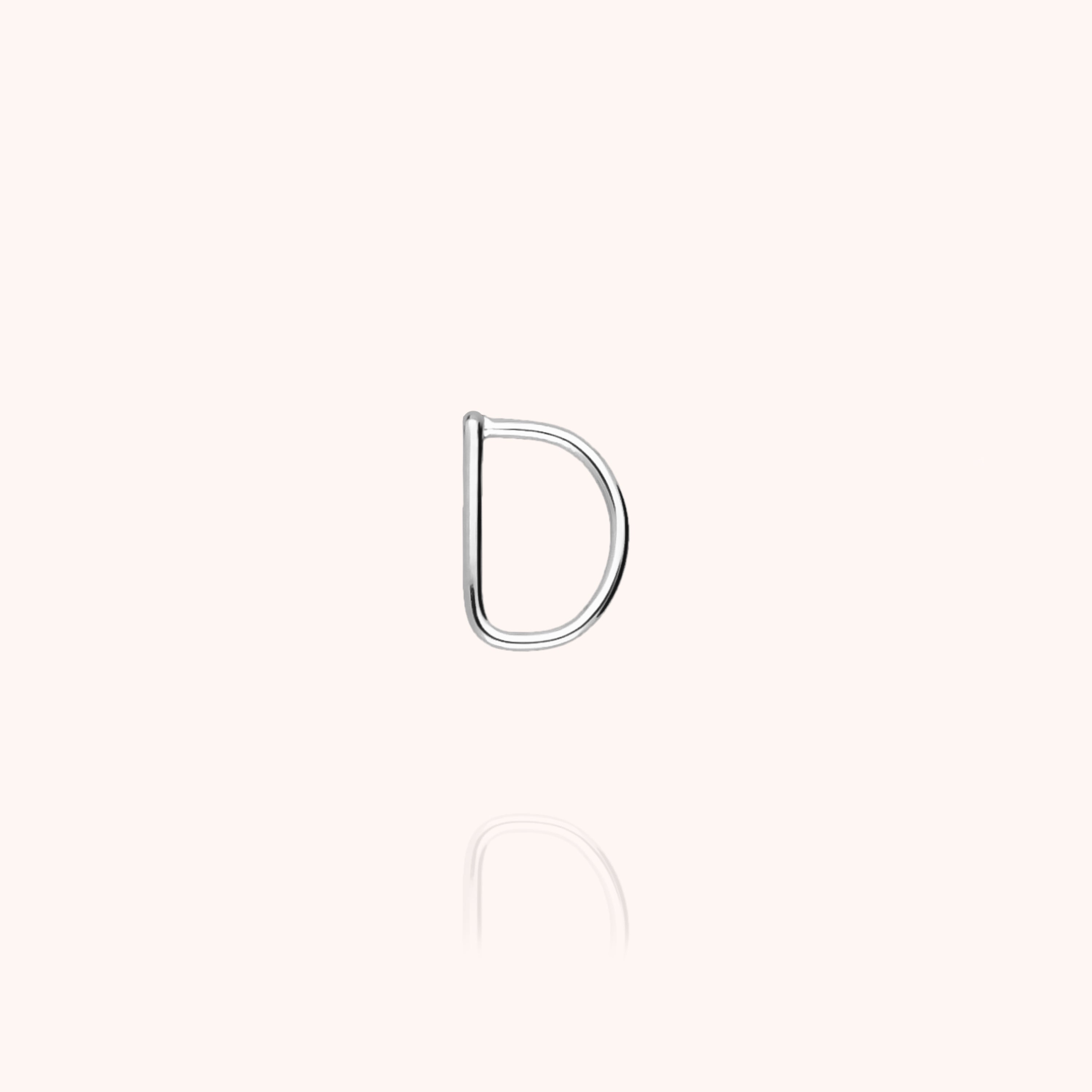 Puce d'Oreille Capitale Initiale en argent sterling 925 — qualité artisanale garantie