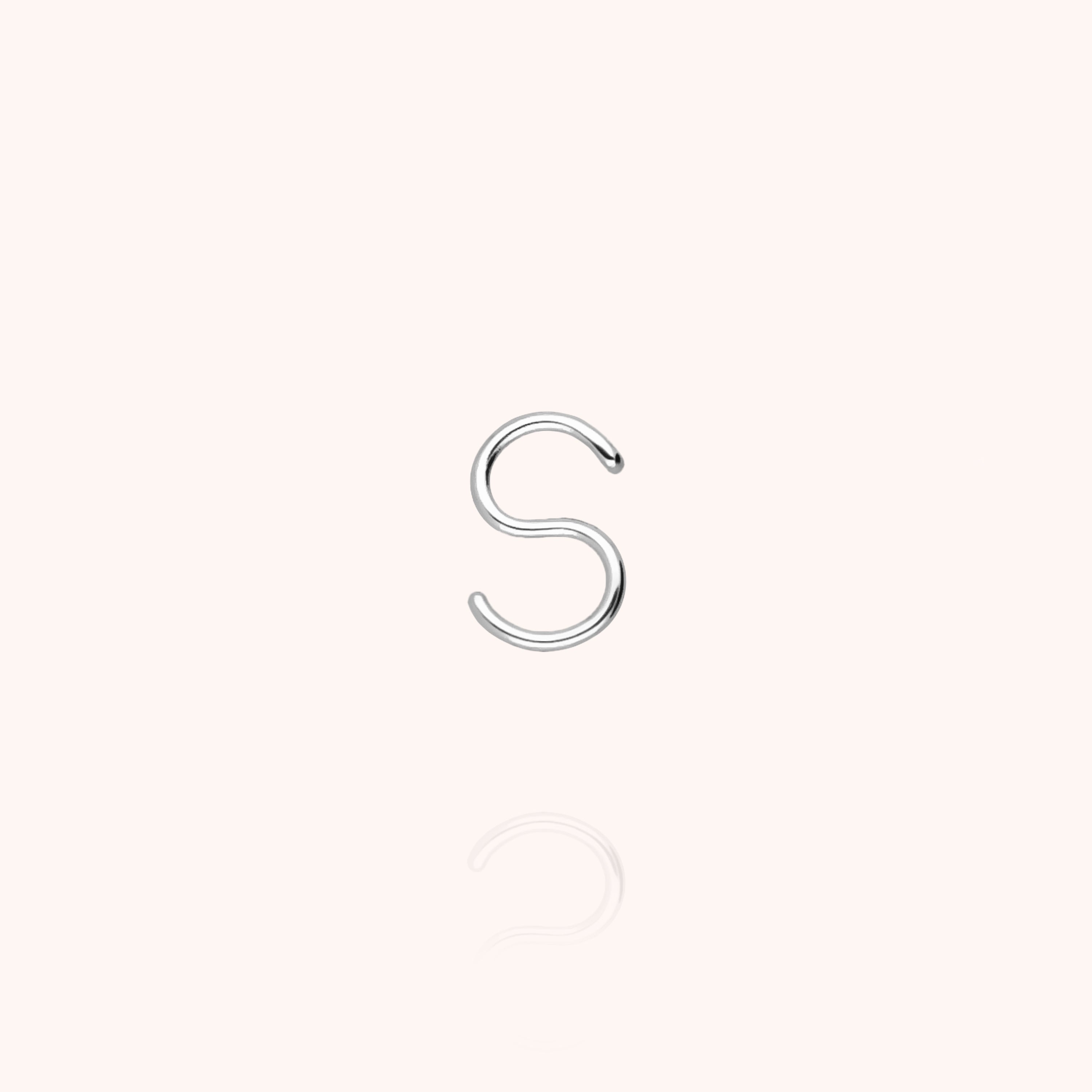 Puce d'Oreille Capitale Initiale en argent sterling 925 — boucles d'oreilles personnalisable Atelier Paulin