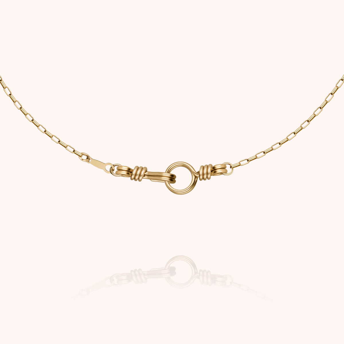Primo piano della chiusura su Collana Girocollo Rettangolo Attache moi in filo d'oro giallo laminato 14k