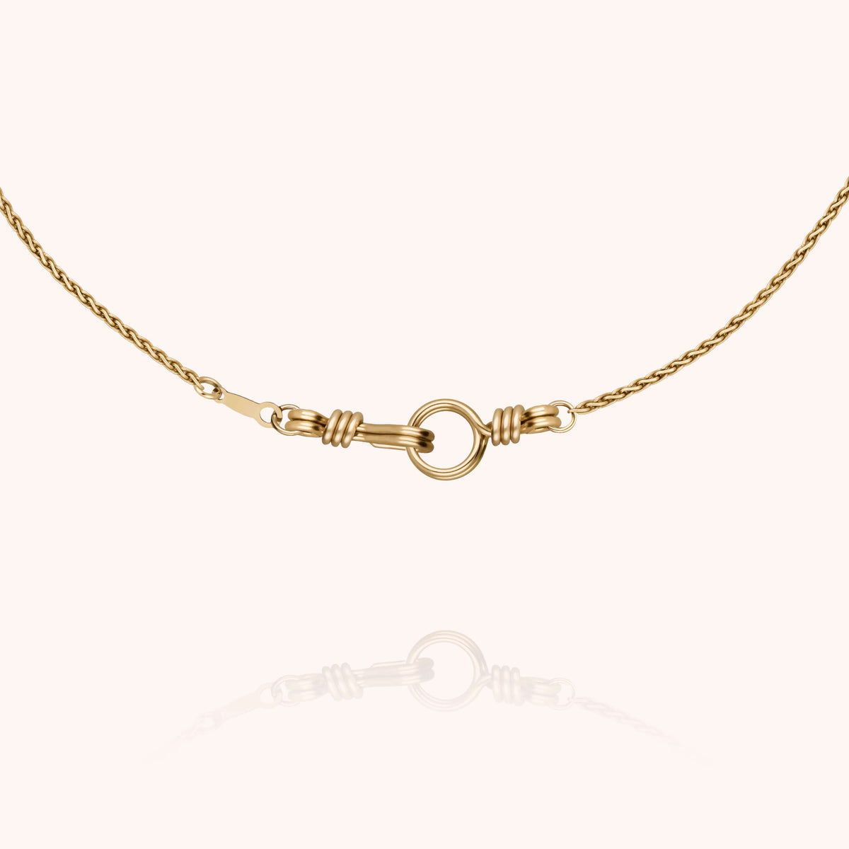Dettaglio della modellatura a mano su Collana Girocollo Rope Attache moi in filo d'oro giallo laminato 14k