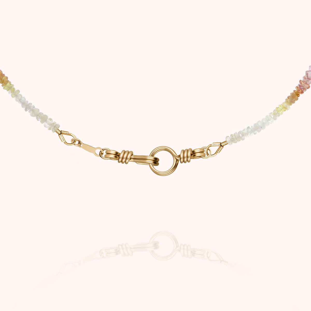 Collana Girocollo Rivière Attache moi con zaffiro fulvo, portata al collo