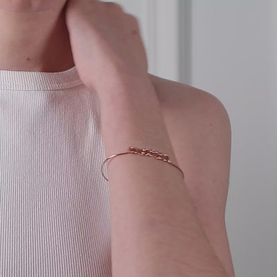 Vidéo : Bracelet Original Personnalisé en or rose 18K façonné à la main à Paris