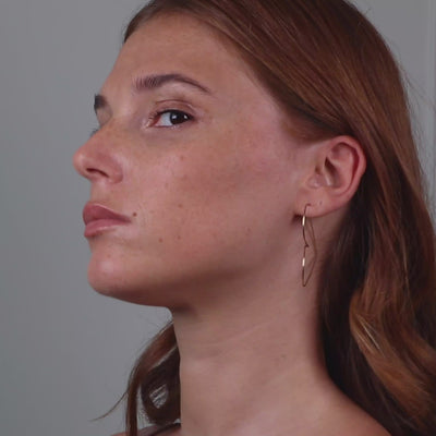 Vidéo : Boucles d'Oreilles Coeur Nude en or jaune laminé façonné à la main à Paris