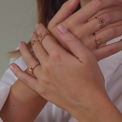 Vidéo : Bague Originale Initiale en or jaune laminé façonné à la main à Paris