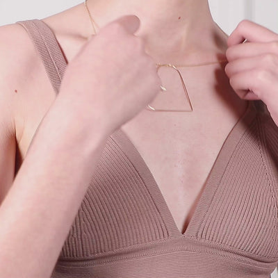 Vidéo : Collier Petit Coeur en or jaune laminé façonné à la main à Paris