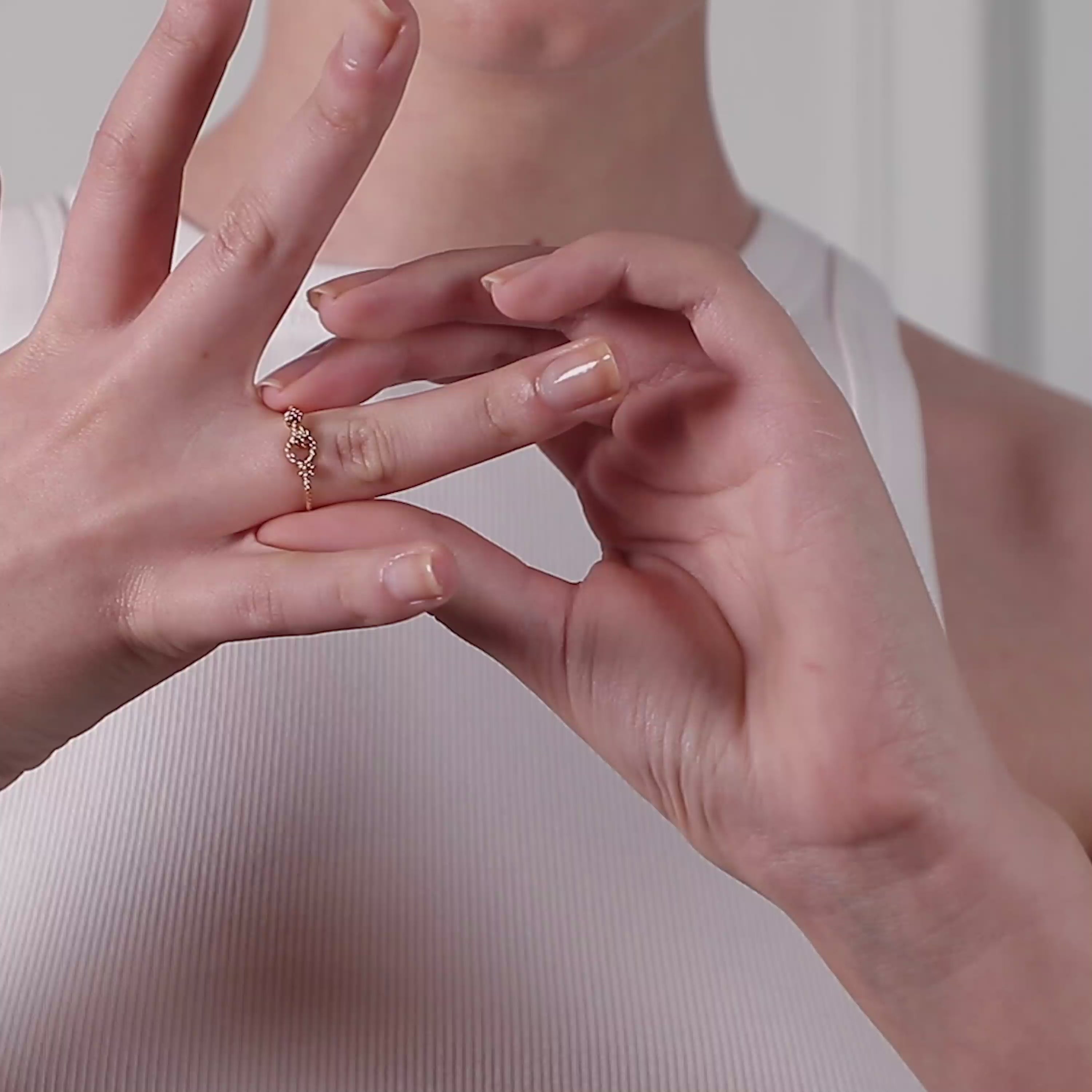 Vidéo : Bague Attache moi en or jaune laminé façonné à la main à Paris