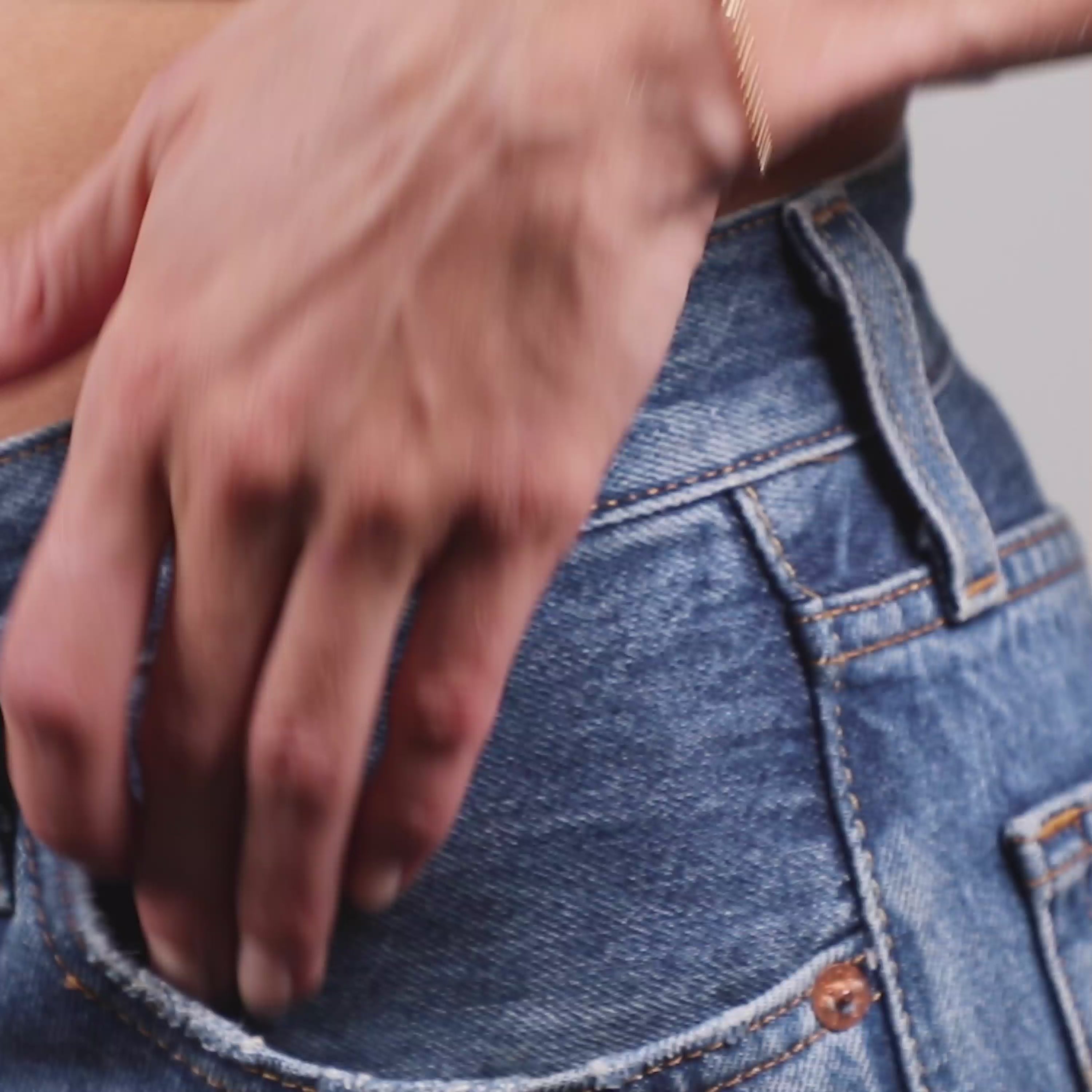 Vidéo : Bracelet Richelieu Personnalisé en or jaune laminé façonné à la main à Paris