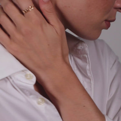 Vidéo : Bague Originale Personnalisée en or jaune 18K façonné à la main à Paris