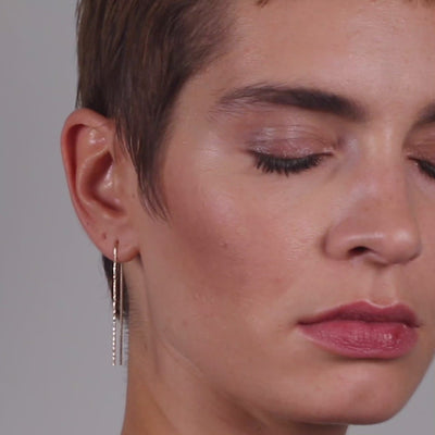 Vidéo : Boucle d'Oreille U Daphné Martelée en or jaune 18K façonné à la main à Paris