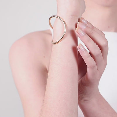 Vidéo : Bracelet Manchette Outline Lettre E en or jaune laminé façonné à la main à Paris