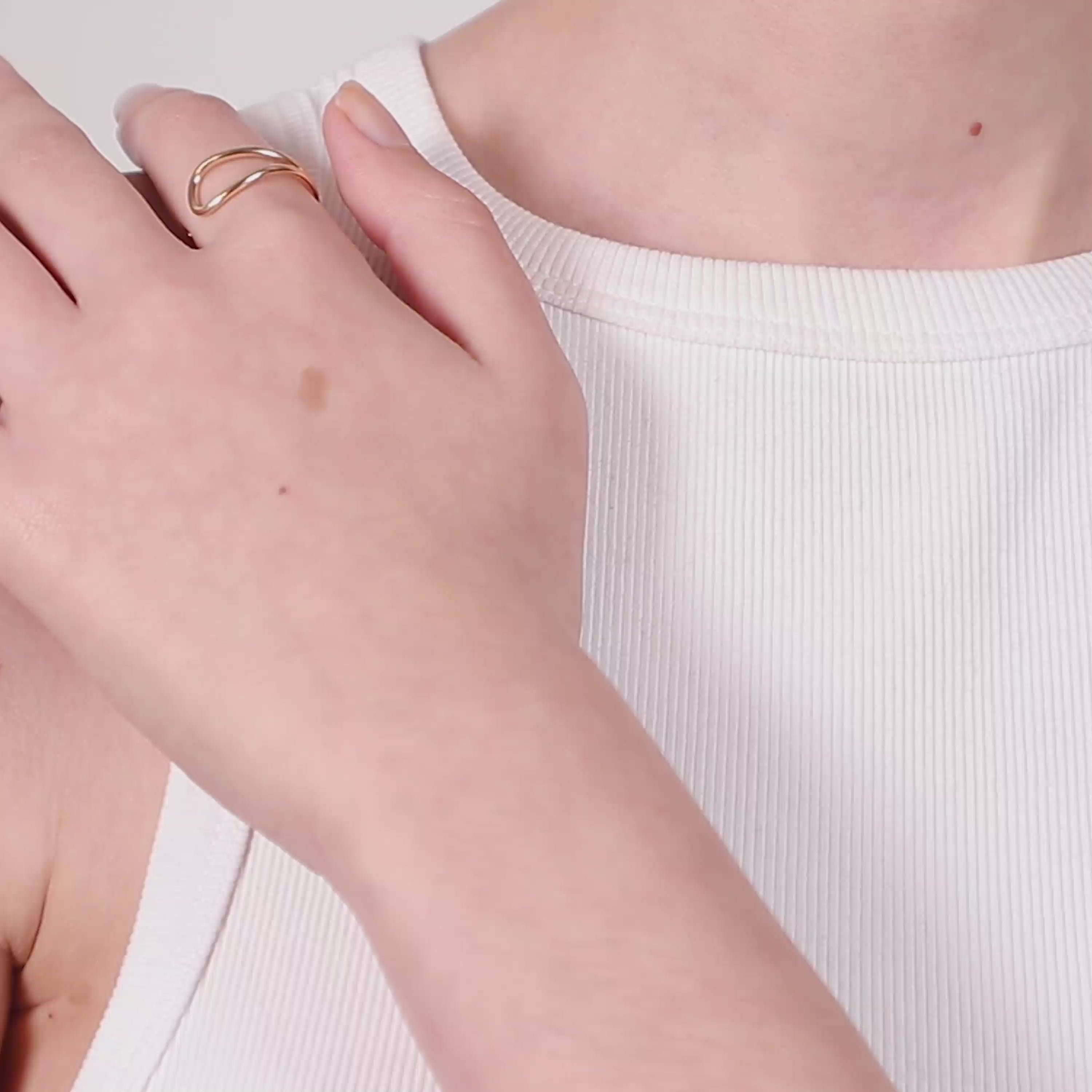 Vidéo : Bague Outline Lettre E en or jaune laminé façonné à la main à Paris