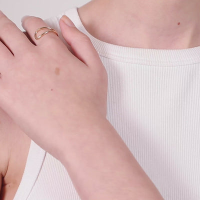 Vidéo : Bague Outline Lettre E en or jaune laminé façonné à la main à Paris