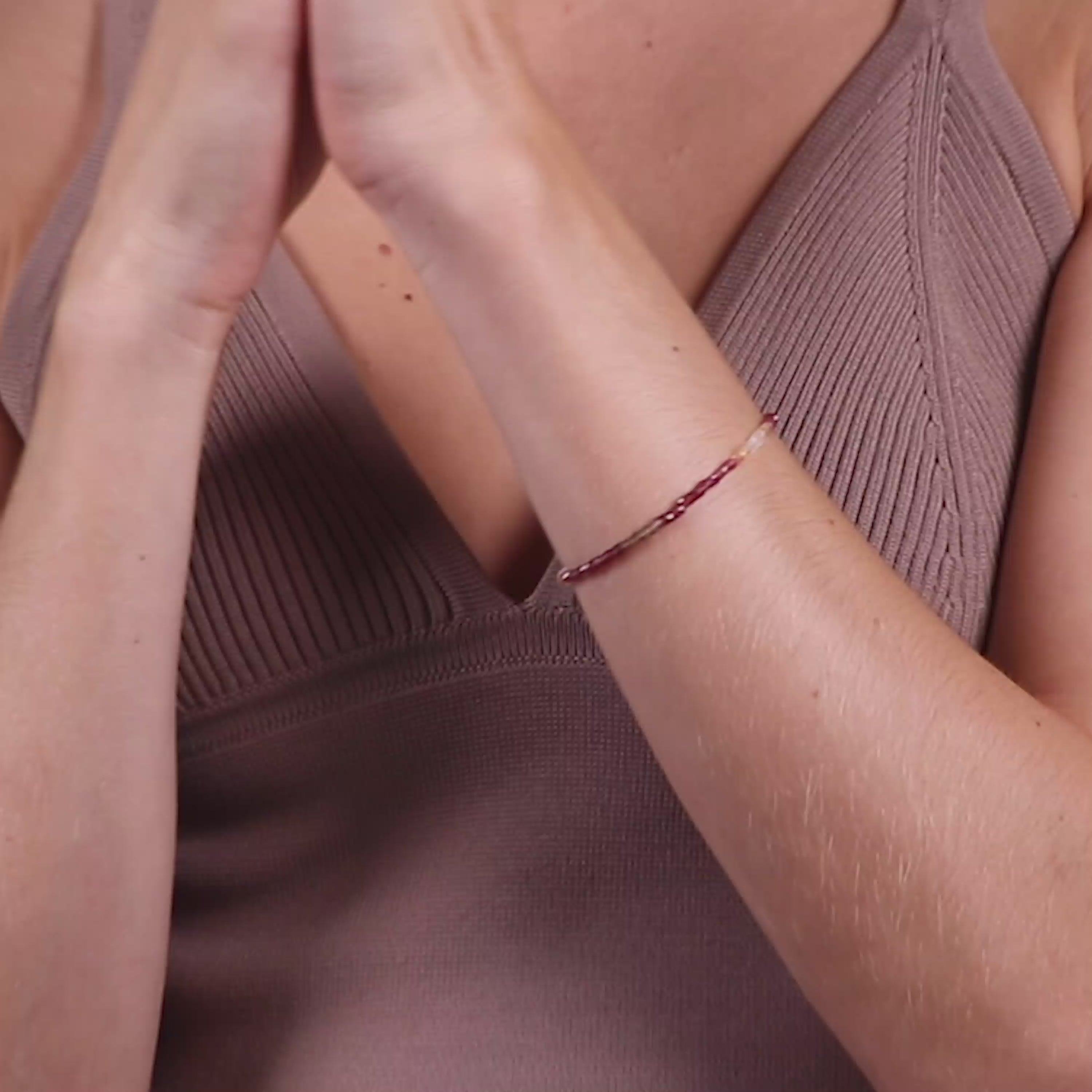 Vidéo : Bracelet Rivière - saphir fauve façonné à la main à Paris