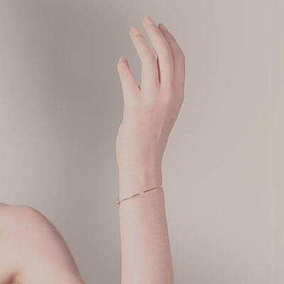 Vidéo : Bracelet Nude Pure en or jaune laminé façonné à la main à Paris