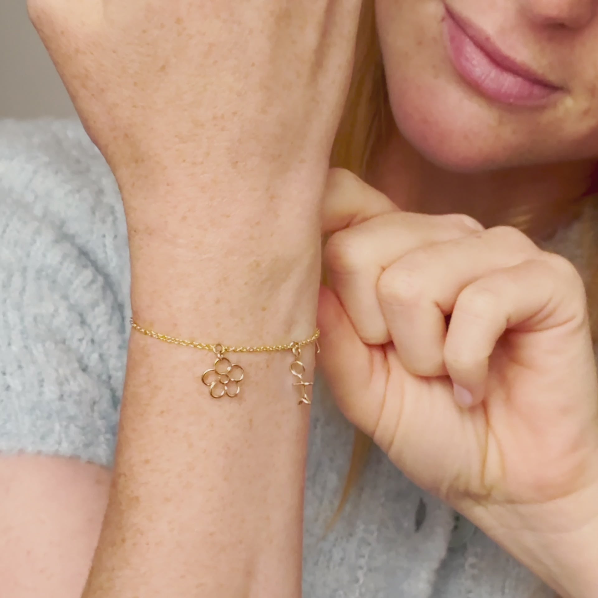 Vidéo : Bracelet Charms Dream Big façonné à la main à Paris