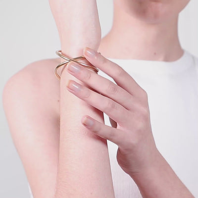 Vidéo : Bracelet Manchette Outline Lettre L en or jaune laminé façonné à la main à Paris