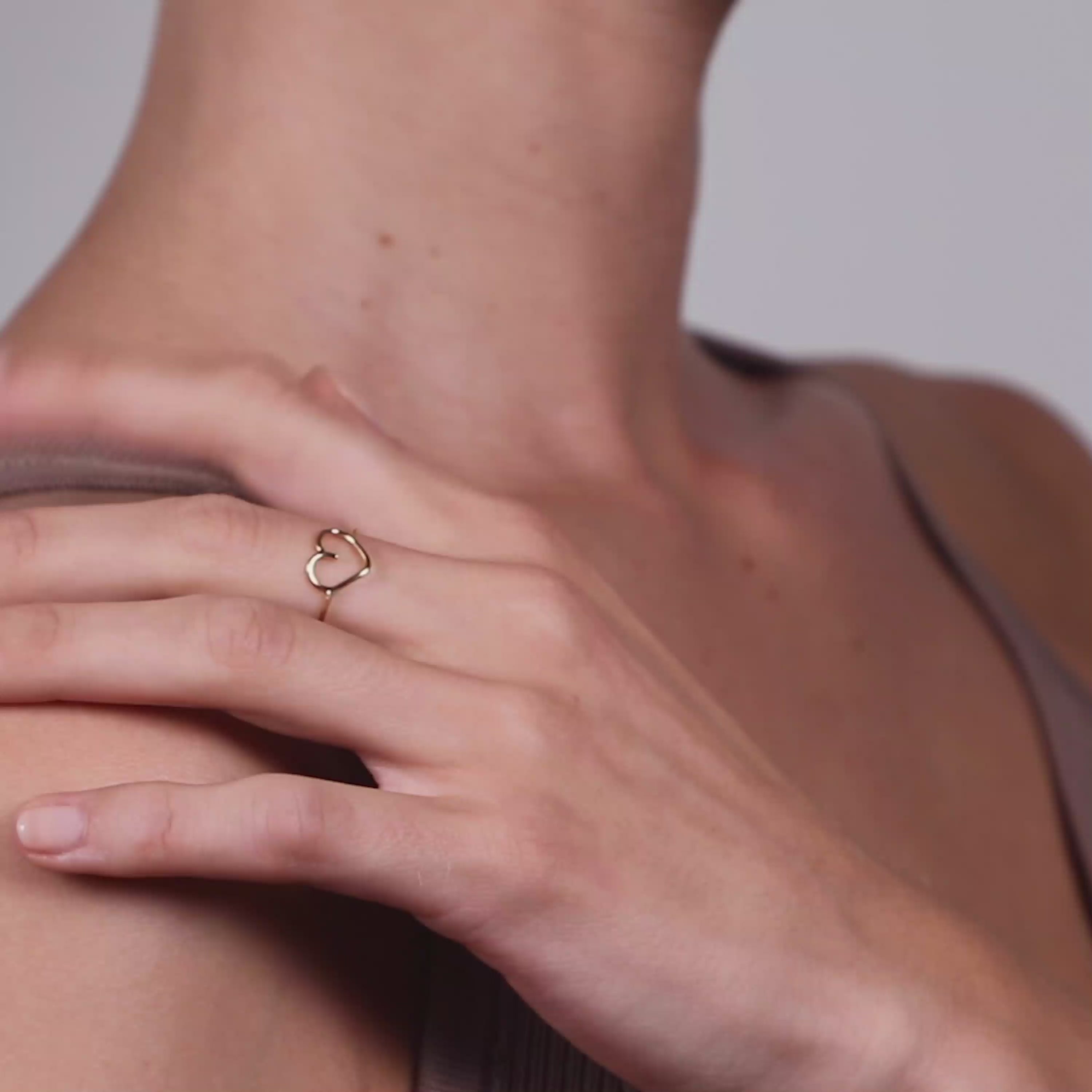 Vidéo : Bague Cœur en or jaune 18K façonné à la main à Paris