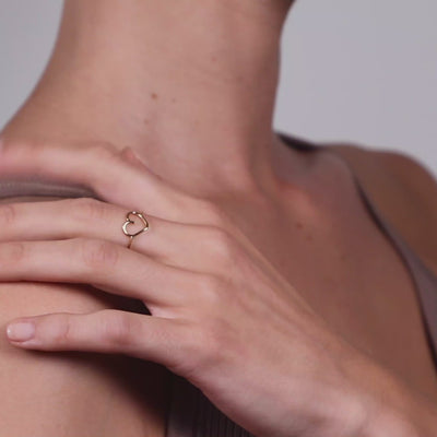 Vidéo : Bague Cœur en or jaune 18K façonné à la main à Paris